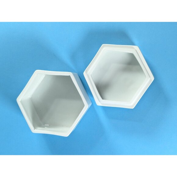 Vintage Chinese Hexagonal porcelain box with insect decorations, ceramic - Picture 7 of 9